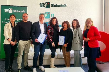 Jochen Reif, Schulleiter der Comenius Gesamtschule, (2. v.l.), Oliver Giesen, CFO 180° Gruppe, (3. v.l.), und Daniela Perner, Geschäftsführerin Innovation, Bildung, Fachkräfte bei der IHK Mittlerer Niederrhein, (ganz rechts) mit Lehrerinnen der Comenius Gesamtschule