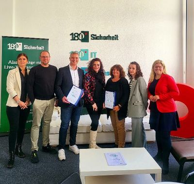 Jochen Reif, Schulleiter der Comenius Gesamtschule, (2. v.l.), Oliver Giesen, CFO 180° Gruppe, (3. v.l.), und Daniela Perner, Geschäftsführerin Innovation, Bildung, Fachkräfte bei der IHK Mittlerer Niederrhein, (ganz rechts) mit Lehrerinnen der Comenius Gesamtschule