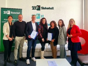 Jochen Reif, Schulleiter der Comenius Gesamtschule, (2. v.l.), Oliver Giesen, CFO 180° Gruppe, (3. v.l.), und Daniela Perner, Geschäftsführerin Innovation, Bildung, Fachkräfte bei der IHK Mittlerer Niederrhein, (ganz rechts) mit Lehrerinnen der Comeni Jochen Reif, Schulleiter der Comenius Gesamtschule, (2. v.l.), Oliver Giesen, CFO 180° Gruppe, (3. v.l.), und Daniela Perner, Geschäftsführerin Innovation, Bildung, Fachkräfte bei der IHK Mittlerer Niederrhein, (ganz rechts) mit Lehrerinnen der Comenius Gesamtschule