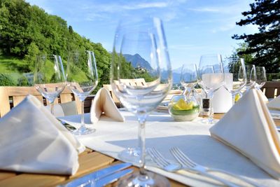 Adlernest mit Glaeser und Schloss  Park Hotel Sonnenhof