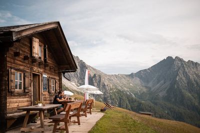 Die Tour auf die Videgger Assenhütte oberhalb von Schenna/Südtirol erfordert auf einem kurzen Wegabschnitt Trittsicherheit, doch die Mühe lohnt sich allein wegen der Aussicht