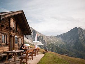Die Tour auf die Videgger Assenhütte oberhalb von Schenna/Südtirol erfordert auf einem kurzen Wegabschnitt Trittsicherheit, doch die Mühe lohnt sich allein wegen der Aussicht Die Tour auf die Videgger Assenhütte oberhalb von Schenna/Südtirol erfordert auf einem kurzen Wegabschnitt Trittsicherheit, doch die Mühe lohnt sich allein wegen der Aussicht
