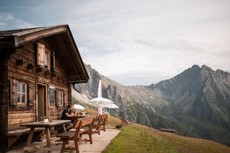 Die Tour auf die Videgger Assenhütte oberhalb von Schenna/Südtirol erfordert auf einem kurzen Wegabschnitt Trittsicherheit, doch die Mühe lohnt sich allein wegen der Aussicht