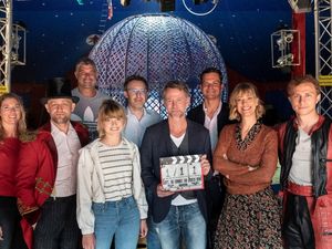 Auf dem Foto Viola-Franziska Bloess, Jürgen Vogel, Tommy Wosch, Sinje Irslinger, Philipp Steffens, André Erkau, Max Conradt, Heike Makatsch und Max Hubacher