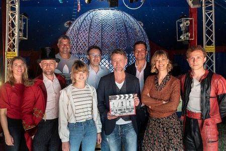 Auf dem Foto Viola-Franziska Bloess, Jürgen Vogel, Tommy Wosch, Sinje Irslinger, Philipp Steffens, André Erkau, Max Conradt, Heike Makatsch und Max Hubacher