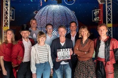 Auf dem Foto Viola-Franziska Bloess, Jürgen Vogel, Tommy Wosch, Sinje Irslinger, Philipp Steffens, André Erkau, Max Conradt, Heike Makatsch und Max Hubacher