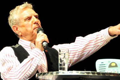Siegfried, Siggi Trzoß hat sich seit 2001 dem Anliegen verschrieben, den exzellenten musikalischen und gesanglichen Anspruch von DDR-Unterhaltungskunst zu verdeutlichen.