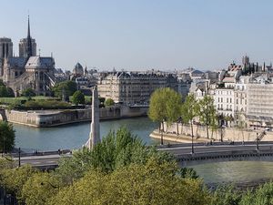 Paris ist die Stadt der verliebten, und der Liebe, zum Valentinstag wollen die meisten nach Paris Paris ist die Stadt der verliebten, und der Liebe, zum Valentinstag wollen die meisten nach Paris