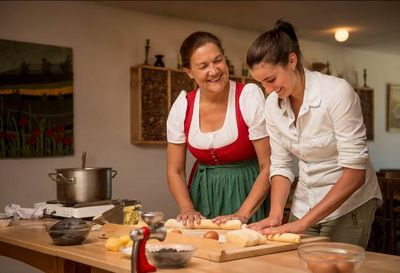 Was sich alles aus Niederoesterreichs Mohn zaubern laesst, verraet Wirtin Rosemarie Neuwiesinger beim Kochkurs