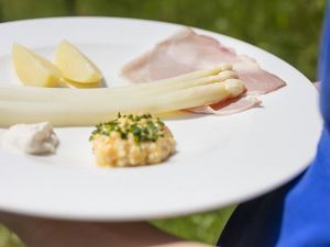 Beim Buschenschank Oberlegar in Terlan gibt’s zum Spargel mit Bozner Soße Wein aus Eigenanbau Beim Buschenschank Oberlegar in Terlan gibt’s zum Spargel mit Bozner Soße Wein aus Eigenanbau