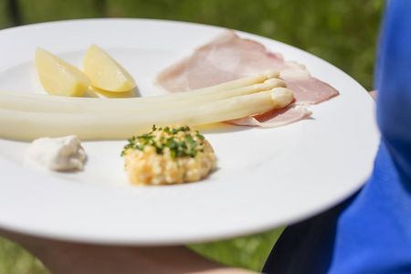 Beim Buschenschank Oberlegar in Terlan gibt’s zum Spargel mit Bozner Soße Wein aus Eigenanbau