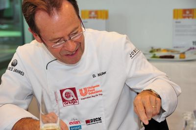Sternekoch Dieter Mueller macht sich im Fernsehen eher rar, scheut aber keine Show. Auf dem Foto als Chefjuror beim Vorfinale zum Koch des Jahres in Hamburg 2011.