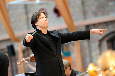 Kristjan Jaervi ist Chefdirigent des MDR-Sinfonieorchesters