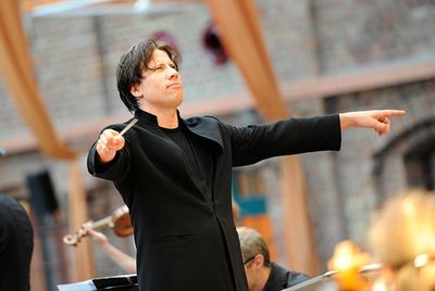 Kristjan Jaervi ist Chefdirigent des MDR-Sinfonieorchesters