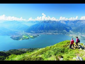 Exotik liegt so nah waehrend Wanderer im Herbst vielerorts durch Schnee stapfen, herrschen im mediterranen Tessin noch die milden Temperaturen des suedlichsten Kantons der Schweiz Exotik liegt so nah waehrend Wanderer im Herbst vielerorts durch Schnee stapfen, herrschen im mediterranen Tessin noch die milden Temperaturen des suedlichsten Kantons der Schweiz