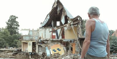 Film Sieniawka Mann vor Hausruine