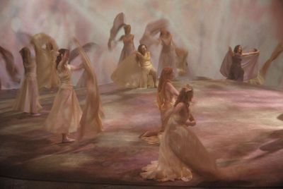 Evelyn Herlitzius debütierte 1997 an der Sächsischen Staatsoper Dresden, wo sie sich viele große Partien ihres Fachs erarbeitete.