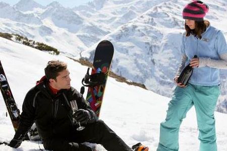Der renommierte Wintersportort St. Anton am Arlberg in Oesterreich diente Stars wie Felicity Jones oder Ed Westwick als Kulisse und Drehort der Romantikkomoedie Powder Girl
