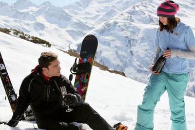 Der renommierte Wintersportort St. Anton am Arlberg in Oesterreich diente Stars wie Felicity Jones oder Ed Westwick als Kulisse und Drehort der Romantikkomoedie Powder Girl