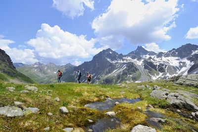 Inmitten gewaltiger Bergkulisse erkunden Sommergaeste der Tiroler Urlaubsregion St. Anton am Arlberg abwechslungsreiche Routen auf 300 Kilometer Wanderwegen