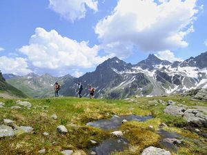 Inmitten gewaltiger Bergkulisse erkunden Sommergaeste der Tiroler Urlaubsregion St. Anton am Arlberg abwechslungsreiche Routen auf 300 Kilometer Wanderwegen Inmitten gewaltiger Bergkulisse erkunden Sommergaeste der Tiroler Urlaubsregion St. Anton am Arlberg abwechslungsreiche Routen auf 300 Kilometer Wanderwegen