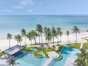 Der markante Pool mit Bar im Centara Reserve Samui liegt direkt am thailändischen Chaweng Beach Der markante Pool mit Bar im Centara Reserve Samui liegt direkt am thailändischen Chaweng Beach