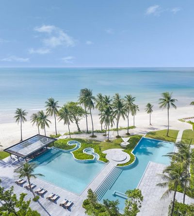 Der markante Pool mit Bar im Centara Reserve Samui liegt direkt am thailändischen Chaweng Beach