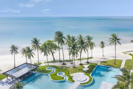 Der markante Pool mit Bar im Centara Reserve Samui liegt direkt am thailändischen Chaweng Beach