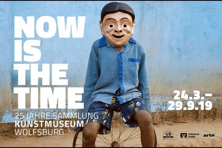 Ein ansteckend froehliches Lachen praegt das Plakatmotiv der Ausstellung Now Is The Time