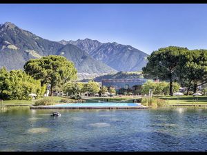 Die 3 Camping-Partnerbetriebe der Therme Meran liegen ebenso zauberhaft eingebettet in die umliegende Bergwelt wie Südtirols Signature Spa Die 3 Camping-Partnerbetriebe der Therme Meran liegen ebenso zauberhaft eingebettet in die umliegende Bergwelt wie Südtirols Signature Spa