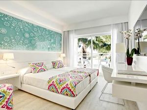 Zeit zu zweit genießen Paare im Adults only Grupotel Ibiza Beach Resort dank stylischer Suiten, Spa und Strandzugang Zeit zu zweit genießen Paare im Adults only Grupotel Ibiza Beach Resort dank stylischer Suiten, Spa und Strandzugang