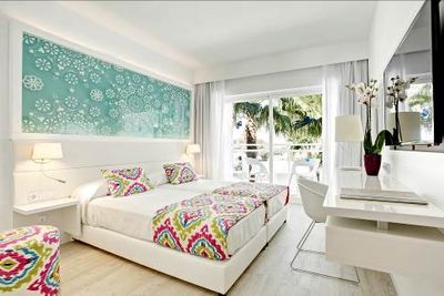 Zeit zu zweit genießen Paare im Adults only Grupotel Ibiza Beach Resort dank stylischer Suiten, Spa und Strandzugang