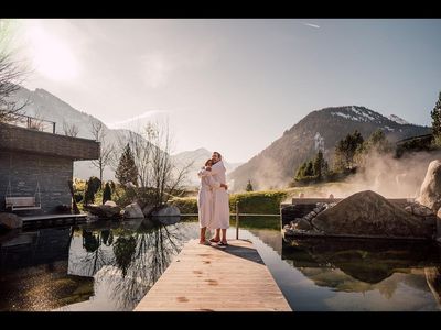 Der großzügige Outdoor-Bereich des Hotel Jungbrunn bezieht die umliegende Natur des Tannheimer Tals mit ein