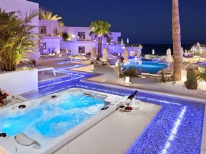 Schlichte Eleganz und erstklassiger Service – das Lani’s Suites Deluxe/Lanzarote ist von der TripAdvisor-Community 2019 zum weltweit beliebtesten Hotel in der Kategorie Romantik gekuert worden Schlichte Eleganz und erstklassiger Service – das Lani’s Suites Deluxe/Lanzarote ist von der TripAdvisor-Community 2019 zum weltweit beliebtesten Hotel in der Kategorie Romantik gekuert worden