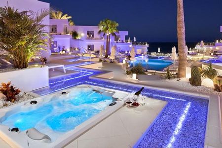 Schlichte Eleganz und erstklassiger Service – das Lani’s Suites Deluxe/Lanzarote ist von der TripAdvisor-Community 2019 zum weltweit beliebtesten Hotel in der Kategorie Romantik gekuert worden