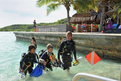 Kindertauchen im azurblauen karibischen Meer auf Curacao