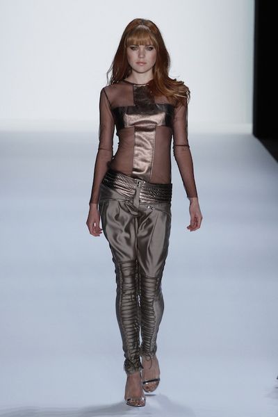GLAW Fashion Week Berlin glaenzende Stoffe und Schnuerelemente