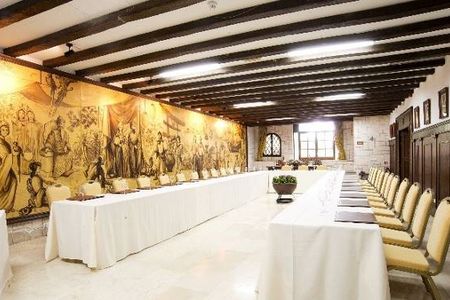 Im Hotel Bonsol nahe Mallorcas Hauptstadt Palma konferieren Gaeste etwa im historisch anmutenden Tagungsraum
