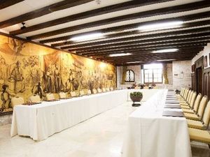 Im Hotel Bonsol nahe Mallorcas Hauptstadt Palma konferieren Gaeste etwa im historisch anmutenden Tagungsraum Im Hotel Bonsol nahe Mallorcas Hauptstadt Palma konferieren Gaeste etwa im historisch anmutenden Tagungsraum