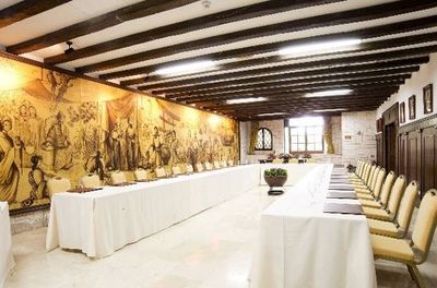 Im Hotel Bonsol nahe Mallorcas Hauptstadt Palma konferieren Gaeste etwa im historisch anmutenden Tagungsraum