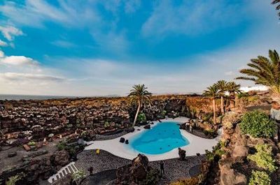 Weißer Kalkstein, tuerkisfarbenes Wasser Die kuenstliche Lagune in den Jameos del Agua im Norden Lanzarotes steht im Kontrast zum schwarzen Lavagestein