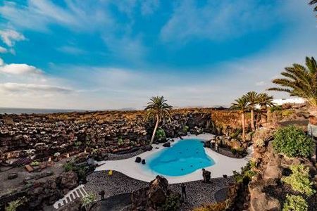 Weißer Kalkstein, tuerkisfarbenes Wasser Die kuenstliche Lagune in den Jameos del Agua im Norden Lanzarotes steht im Kontrast zum schwarzen Lavagestein