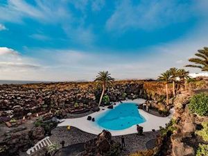 Weißer Kalkstein, tuerkisfarbenes Wasser Die kuenstliche Lagune in den Jameos del Agua im Norden Lanzarotes steht im Kontrast zum schwarzen Lavagestein Weißer Kalkstein, tuerkisfarbenes Wasser Die kuenstliche Lagune in den Jameos del Agua im Norden Lanzarotes steht im Kontrast zum schwarzen Lavagestein