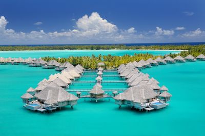 Gäste des Fünf-Sterne-Resorts St. Regis Bora Bora freuen sich ab sofort im neuen „Miri Miri Spa by Clarins“ über exklusive Anwendungen zur Verjüngung und Regeneration des Körpers. Durch eine neue Partnerschaft mit der Marke Clarins präsentiert sich das Luxus-Spa inmitten einer türkisblauen Lagune, auf einem separaten Motu gelegen, in neuem Glanz.