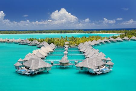 Gäste des Fünf-Sterne-Resorts St. Regis Bora Bora freuen sich ab sofort im neuen „Miri Miri Spa by Clarins“ über exklusive Anwendungen zur Verjüngung und Regeneration des Körpers. Durch eine neue Partnerschaft mit der Marke Clarins präsentiert sich das Luxus-Spa inmitten einer türkisblauen Lagune, auf einem separaten Motu gelegen, in neuem Glanz.