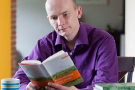 Kunstbuch-Verleger Christopher Schroer zeigt uns was anstand heißt Foto: Gies