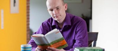 Kunstbuch-Verleger Christopher Schroer zeigt uns was anstand heißt Foto: Gies
