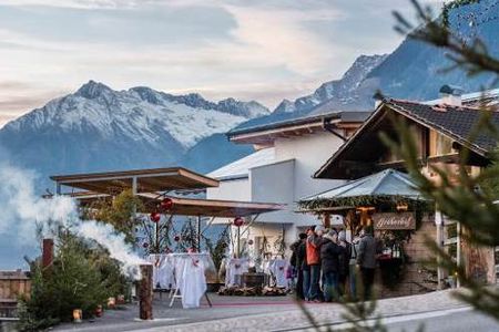 Der Schenner Bauernadvent wird jedes Jahr auf einem anderen Hof der Suedtiroler Gemeinde bei Meran veranstaltet, 2019 im Pfoestlhof im Weiler St. Georgen