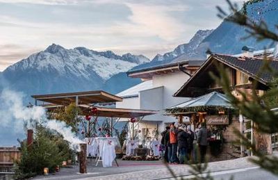 Der Schenner Bauernadvent wird jedes Jahr auf einem anderen Hof der Suedtiroler Gemeinde bei Meran veranstaltet, 2019 im Pfoestlhof im Weiler St. Georgen