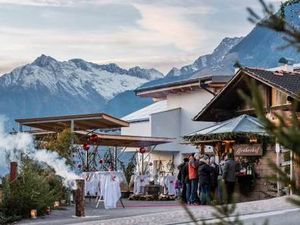 Der Schenner Bauernadvent wird jedes Jahr auf einem anderen Hof der Suedtiroler Gemeinde bei Meran veranstaltet, 2019 im Pfoestlhof im Weiler St. Georgen